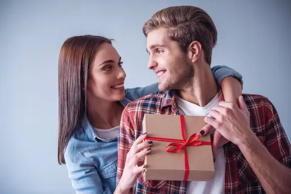 Heureux Jeune Couple Tient Une Boîte Cadeau Regardant Souriant Sur — Photo