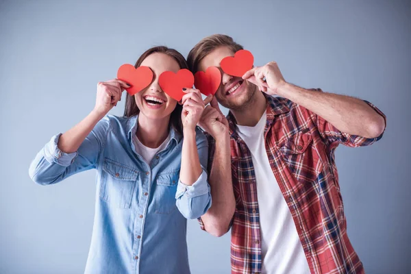 Heureux Jeune Couple Tient Des Coeurs Papier Rouge Souriant Sur — Photo