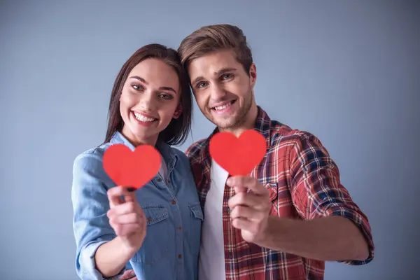 Heureux Jeune Couple Tient Des Coeurs Papier Rouge Regardant Caméra — Photo