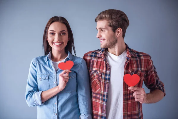 Heureux Jeune Couple Tient Des Coeurs Papier Rouge Souriant Sur — Photo