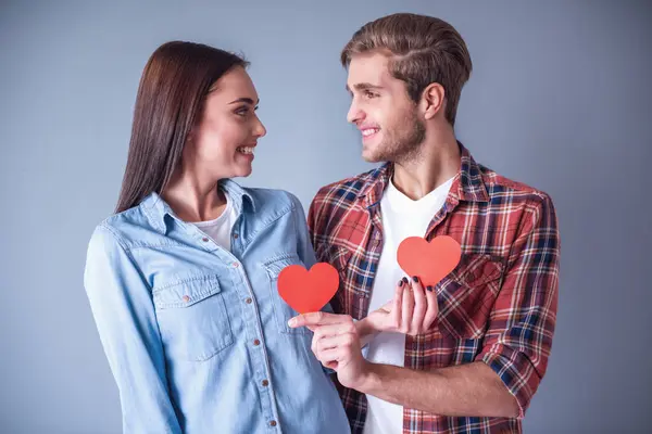 Heureux Jeune Couple Tient Des Coeurs Papier Rouge Regardant Souriant — Photo