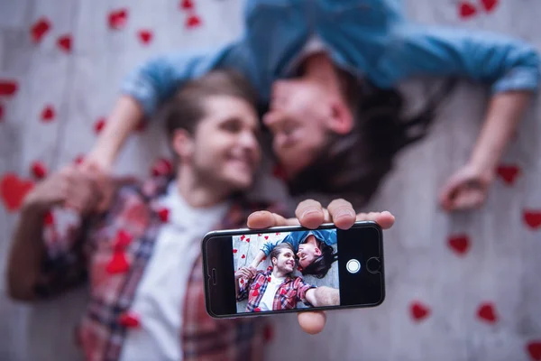 Vista Superior Feliz Pareja Joven Haciendo Selfie Usando Phine Inteligente — Foto de Stock