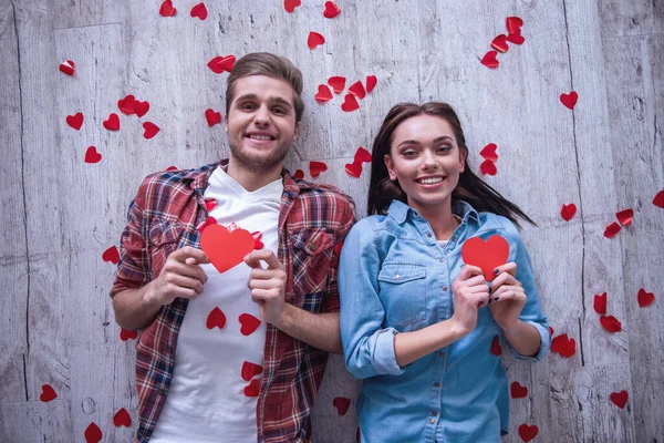 Vue Dessus Jeune Couple Heureux Tenant Des Coeurs Papier Rouge — Photo