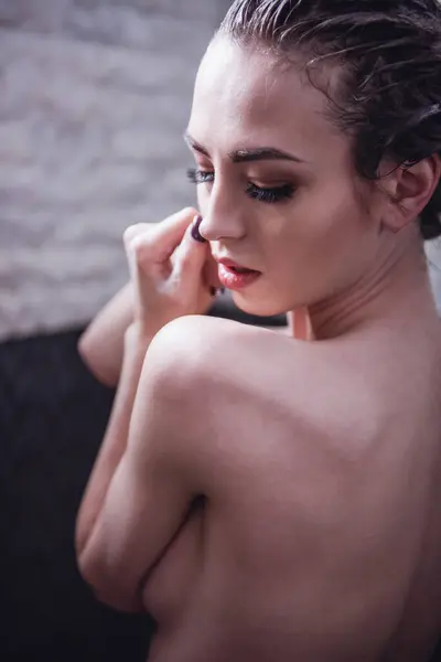 Schöne Nackte Junge Frau Nimmt Dusche Badezimmer — Stockfoto