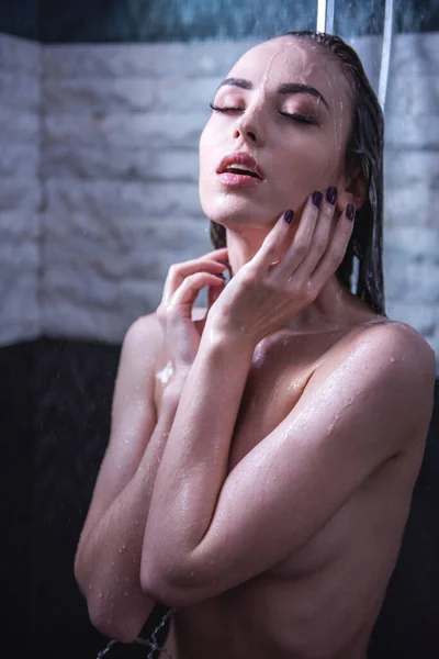 Güzel Çıplak Genç Kadın Banyoda Duş Alıyor — Stok fotoğraf