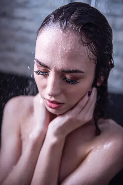 年轻漂亮的裸体女人在浴室里洗澡 — 图库照片