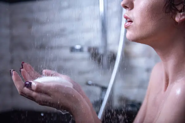 Schöne Nackte Junge Frau Benutzt Eine Seife Während Sie Badezimmer — Stockfoto