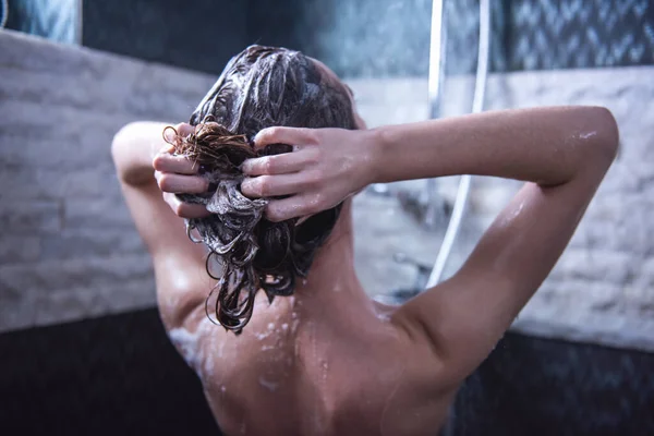 Rückseite Der Schönen Nackten Jungen Frau Die Sich Beim Duschen — Stockfoto