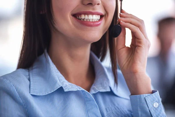 Cropped Image Attractive Business Woman Headset Talking Smiling While Working — Stock Photo, Image