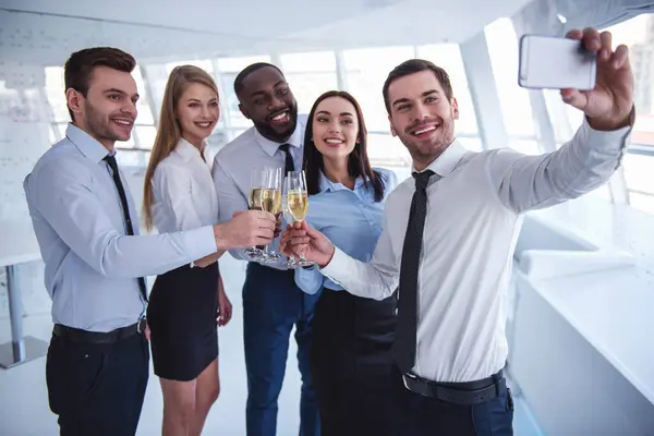 Başarılı Adamları Şampanya Içmek Konuşmak Ofiste Süre Kutlama Gülümseyerek Bir — Stok fotoğraf
