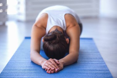 Spor giyim güzel kızı spor salonunda yoga mat yoga yapıyor