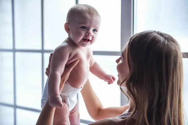 Schöne Junge Mutter Spielt Mit Ihrem Süßen Baby Und Lächelt — Stockfoto