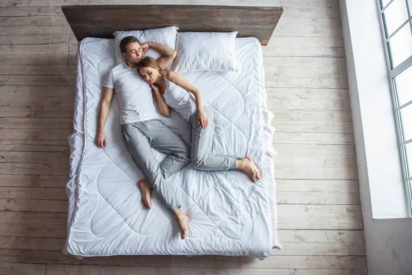 Visão Superior Belo Jovem Casal Abraçando Enquanto Dormem Juntos Cama — Fotografia de Stock