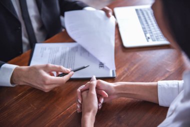 Yakışıklı işveren bir iş görüşmesi iletken takım elbiseli kırpılmış görüntü