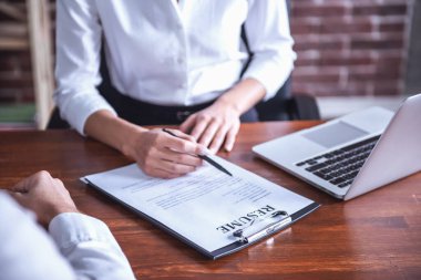 Bir iş görüşmesine iletken takım elbiseli güzel kadın işveren kırpılmış görüntü