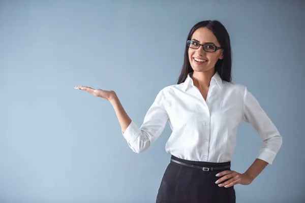 Mulher Negócios Jovem Bonita Desgaste Formal Óculos Está Mostrando Para — Fotografia de Stock