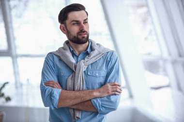 Yakışıklı işadamı uzak duran Office çapraz kolları olan arıyor