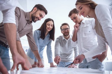 İş adamları belgeleri incelemek ve konferans sırasında gülümseyen