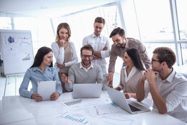 Araçlar, belgeler tartışmak ve konferans sırasında gülümseyen iş adamları kullanma