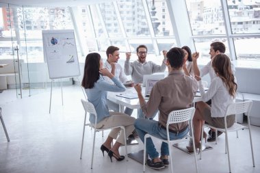 Araçları, eller yumruk yükselterek ve konferans sırasında gülümseyen iş adamları kullanma