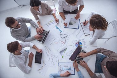 Üstten Görünüm iş adamları konferans sırasında araçları kullanma