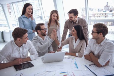 Araçları, söz ve konferans sırasında gülümseyen iş adamları kullanma