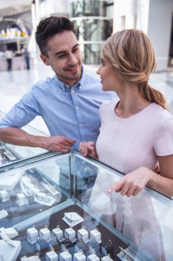 Güzel çift takı alışveriş merkezi seçerken gülümsüyor