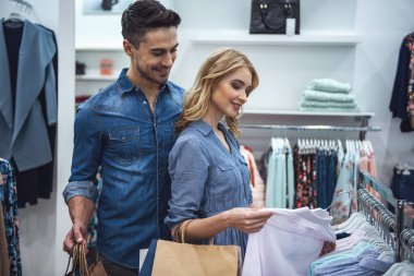 Güzel çift alışveriş merkezinde alışveriş yaparken gülümsüyor