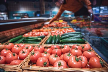 Süpermarkette. Taze sebze müşteriler için bekliyor