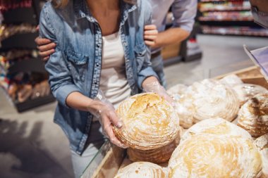 Güzel genç çift süpermarkette alışveriş yaparken pişirme seçme kırpılmış
