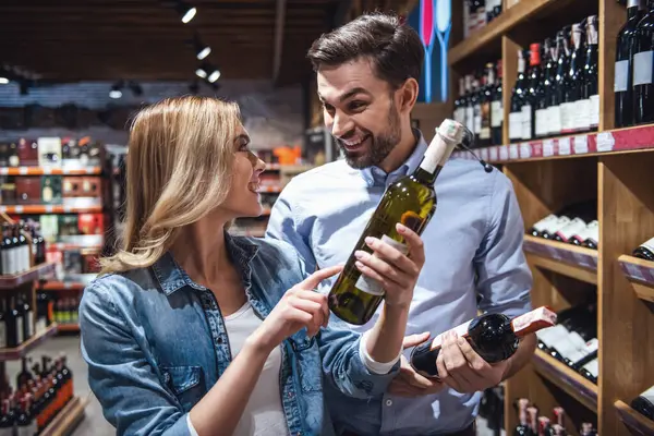 Schönes Junges Paar Plaudert Und Lächelt Bei Der Weinauswahl Supermarkt — Stockfoto