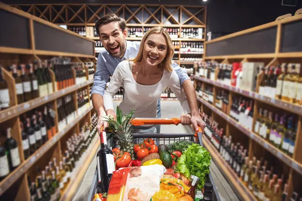 Schönes Junges Paar Blickt Die Kamera Und Lächelt Beim Einkaufen — Stockfoto
