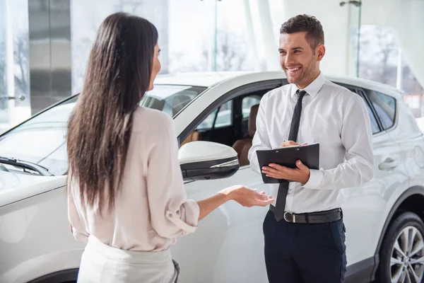 Beautiful Young Woman Talking Handsome Car Dealership Worker While Choosing — Stock Photo, Image