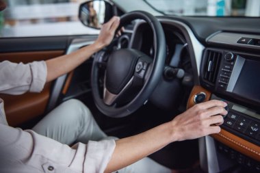 Güzel genç kadının bir araba Resim kırpılmış