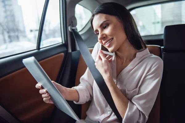 Güzel Kadını Cep Telefonda Konuşurken Dijital Tablet Kullanma Arabanın Arka — Stok fotoğraf