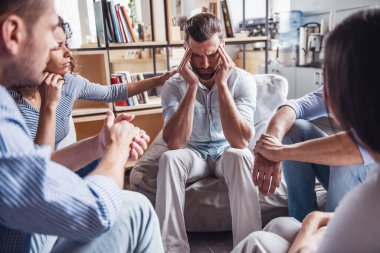 Genç insanlar bir dairede oturan ve onların duygu ve düşüncelerini paylaşma