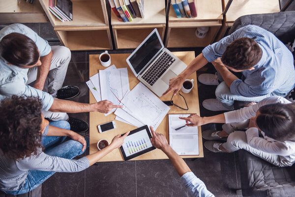 Vista Superior Jóvenes Empresarios Exitosos Que Utilizan Gadgets Estudian Documentos — Foto de Stock