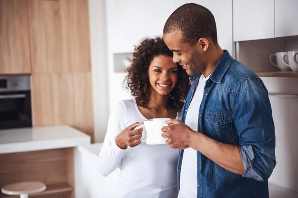 Beautiful Couple Drinking Coffee Hugging Smiling While Resting Kitchen — Stock Photo, Image