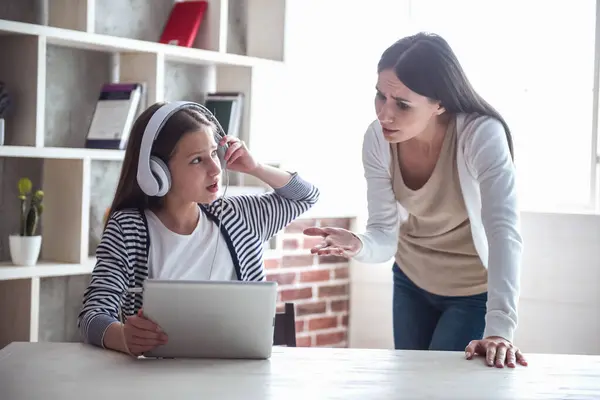 Troubled Teenage Girl Headphones Using Digital Tablet While Her Mom — Stock Photo, Image