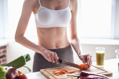 Güzel genç sporcumuz yemek sağlıklı yemek mutfakta evde Resim kırpılmış