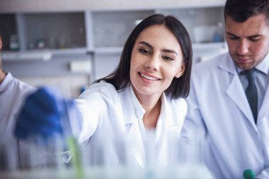 Güzel tıp doktorları eldiven laboratuarda test tüpleri ile çalışıyoruz