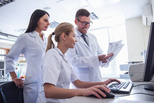 Beautiful Medical Doctors Using Computer Studying Test Results Smiling While — Stock Photo, Image