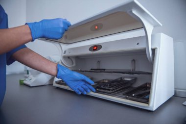 Sterilizasyon dişçi ofisinde sağlıklı gülüşün için ekipman