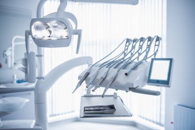 Dişçi ofisinde sağlıklı gülüşün için modern ekipman