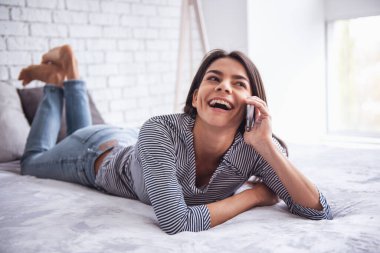 Ev ofis. Evet, yatakta başarılı genç güzel kadın.