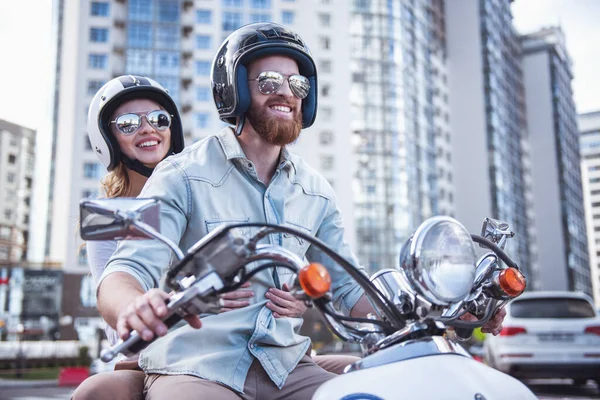 Beautiful Young Couple Sun Glasses Helmets Smiling While Riding Scooter — Stock Photo, Image