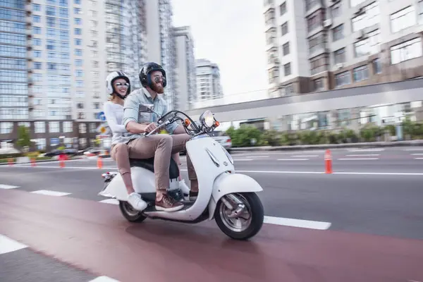 Schönes Junges Paar Mit Sonnenbrille Und Helm Lächelt Beim Rollerfahren — Stockfoto