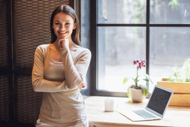 Ofisinde bir iş yeri arka planı genç gülümseyen kız portresi