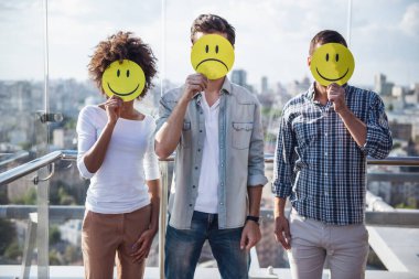 Şehir kurma Balkonda duran emojis tutan gençler