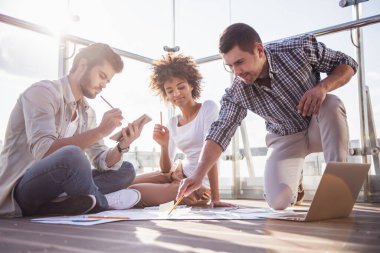 Güzel genç insanlar araçları kullanma ve şehir kurma balkonda çalışırken notları yapım projeleri, görüşüyorlar